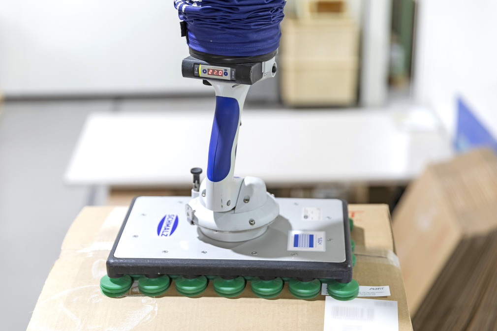 The multi-gripper ideally supplements the tube lifter JumboFlex Weight-Control: it has a low weight and reliably grips even non-rigid cardboard boxes.
